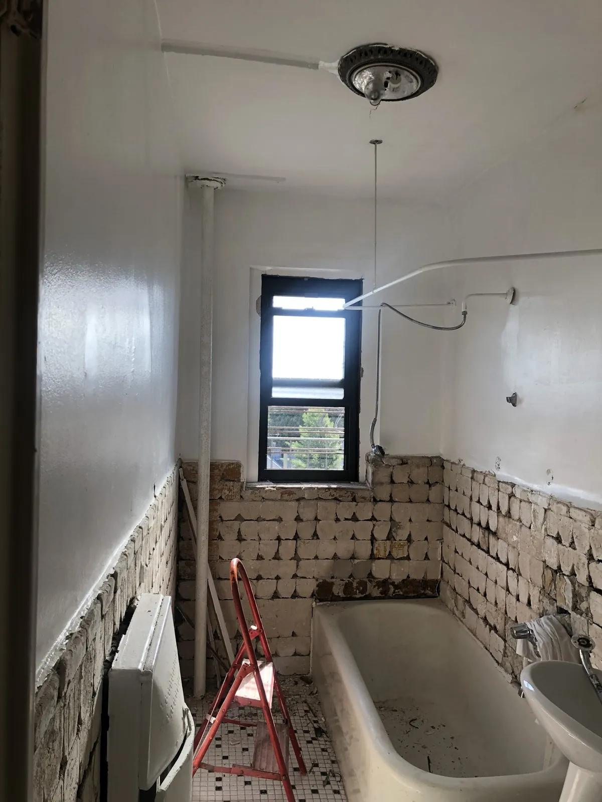 Original tub and dated tile before the rebuild